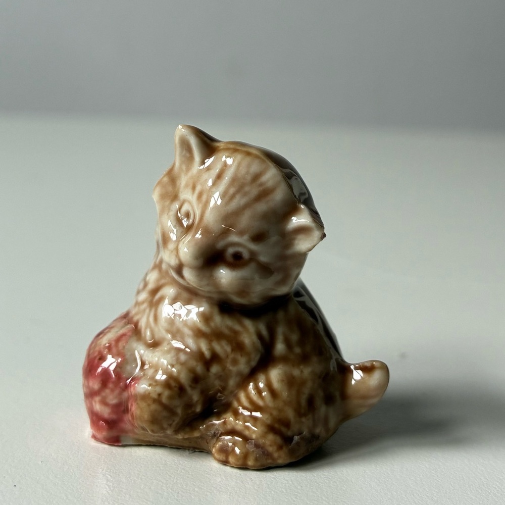Vintage Wade England Mini Ceramic Kitten Figurine with yarn - Brown and Pink - Picture 9 of 11
